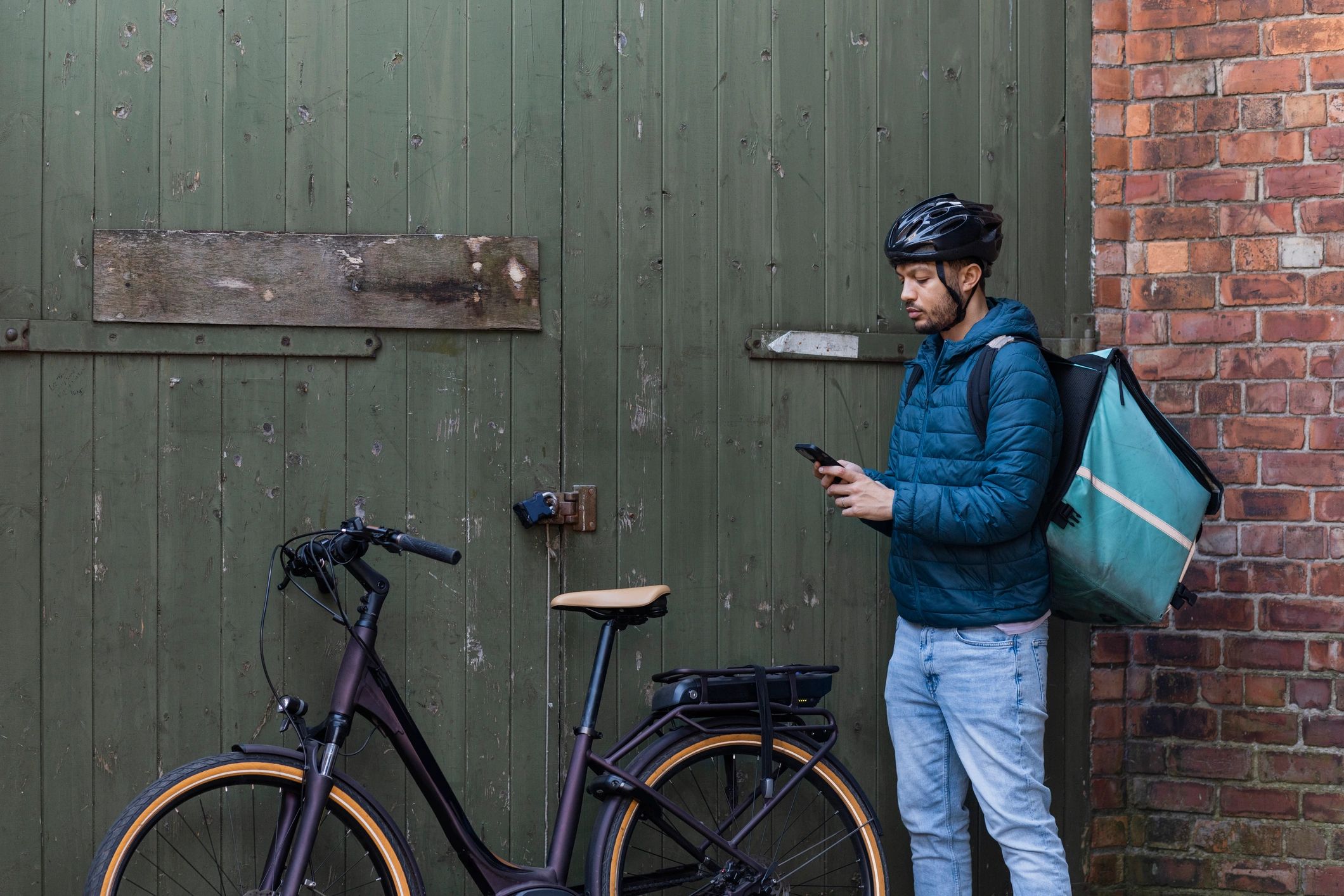 Delivery driver messaging a customer outside a pickup location